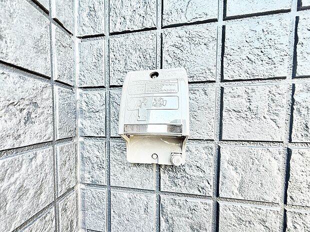 【屋外コンセント】■室内のコンセントから延長コードを引っ張る手間がなくなります。