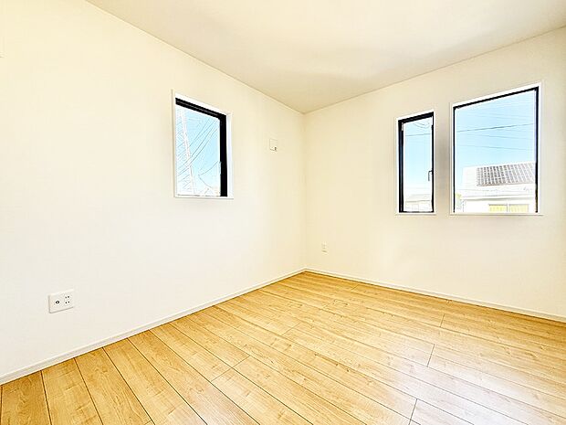 【寝室】■窓の配置や通気性の良い設計で部屋の空気がこもらず、常に新鮮な空気が流れます