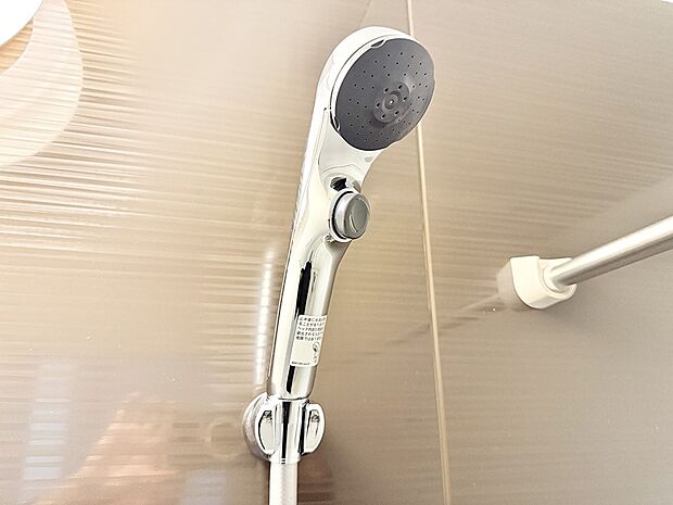 【止水シャワーヘッド】■手元で簡単に止水できるため、水の無駄遣いを減らすことができます。