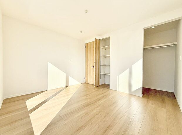 【寝室】■窓の配置や通気性の良い設計で部屋の空気がこもらず、常に新鮮な空気が流れます