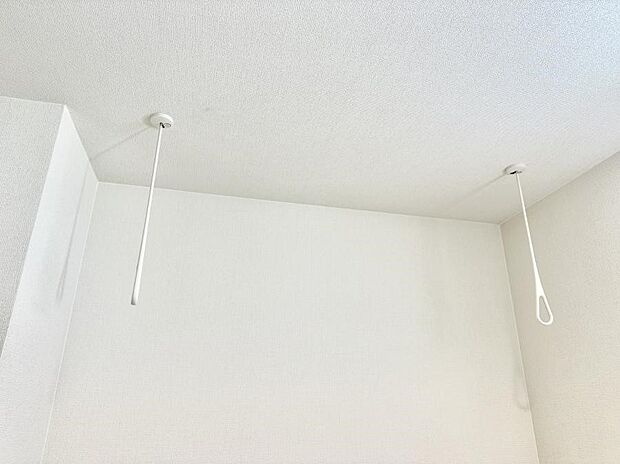 【室内物干し】■天候や時間を気にせず洗濯物を干せ、紫外線から衣類を守れます。