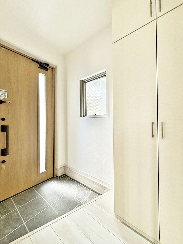 【玄関】■ 家族やゲストをやさしく迎える、心地よい空間