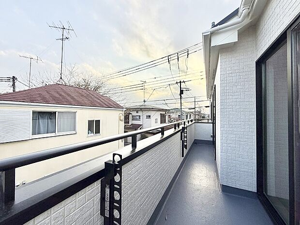 【バルコニー】■ 朝のコーヒーや夜の星空を楽しむ、癒しの場所