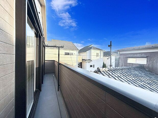 【バルコニー】■ 季節の移ろいを感じられる開放的な空間です