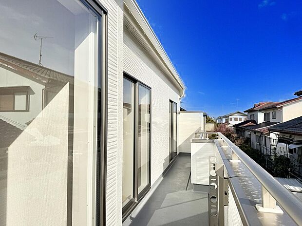 【バルコニー】■ 心地よい風と光を感じる、くつろぎのバルコニー