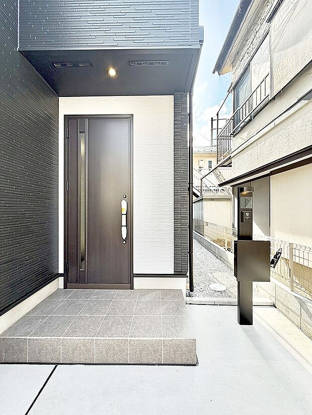 【玄関】■ 心地よい暮らしへとつながる、温かい玄関