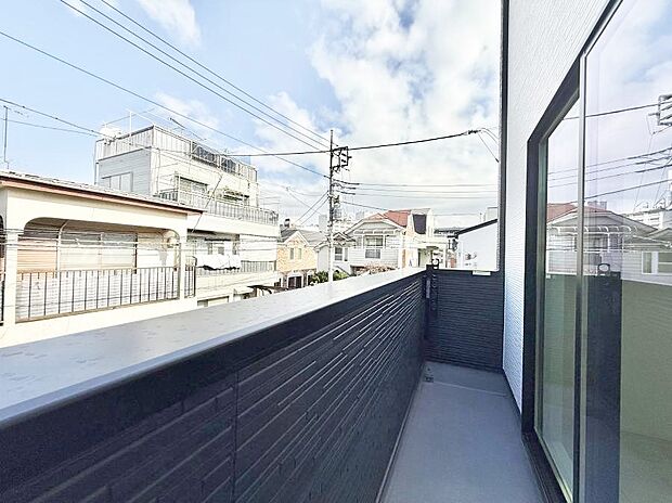 【バルコニー】■ 心地よい風と光を感じる、くつろぎのバルコニー