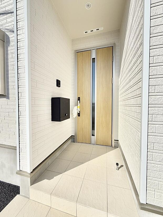 【玄関】■ シンプルで美しく、住まいの第一印象を彩る玄関です