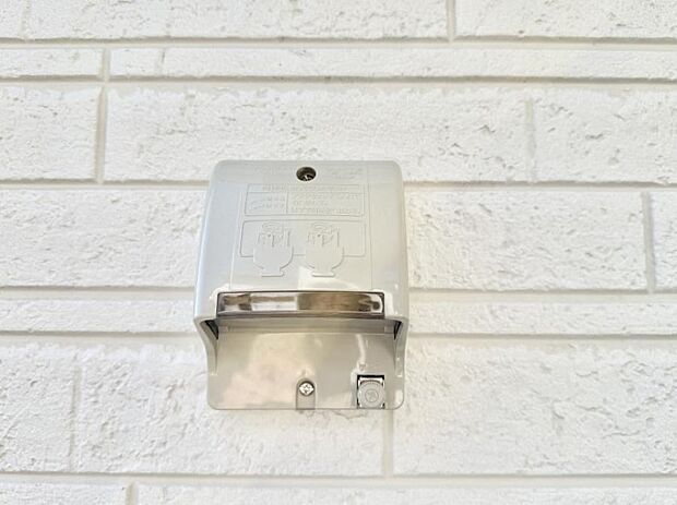 【屋外コンセント】■屋外に電源コンセントがあれば、高圧洗浄機で窓や外壁を掃除するなど便利です。