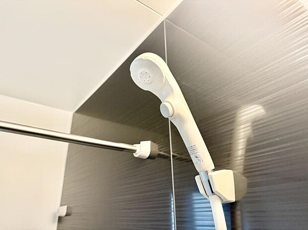 【止水シャワーヘッド】■手元で簡単に止水できるため、水の無駄遣いを減らすことができます。