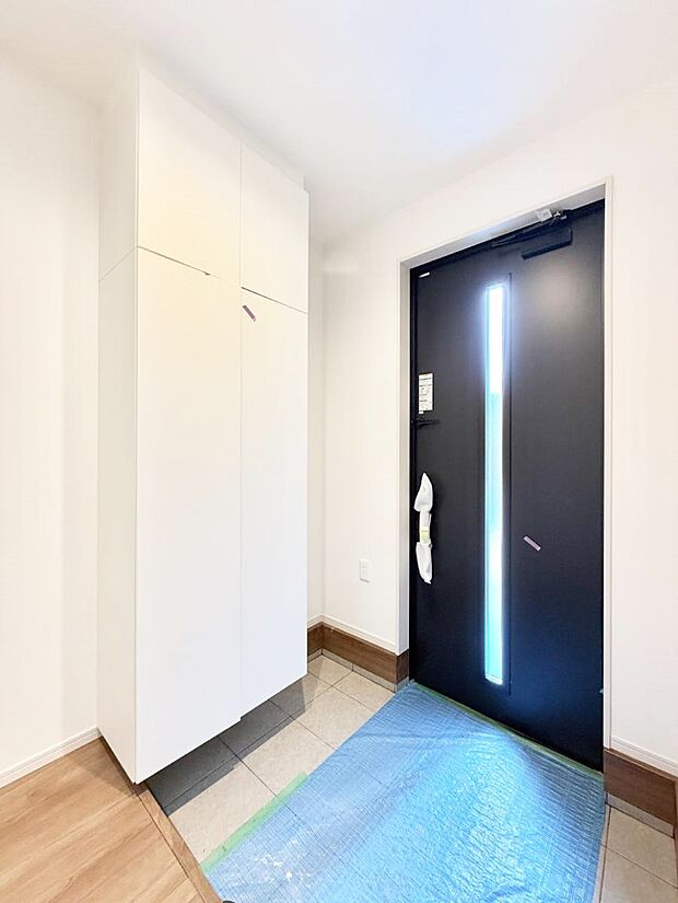 【玄関】■帰宅後すぐに収納!動線スムーズな土間収納あり