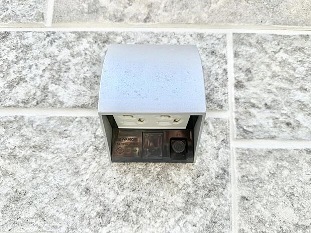 【屋外コンセント】■屋外に電源コンセントがあれば、高圧洗浄機で窓や外壁を掃除するなど便利です。