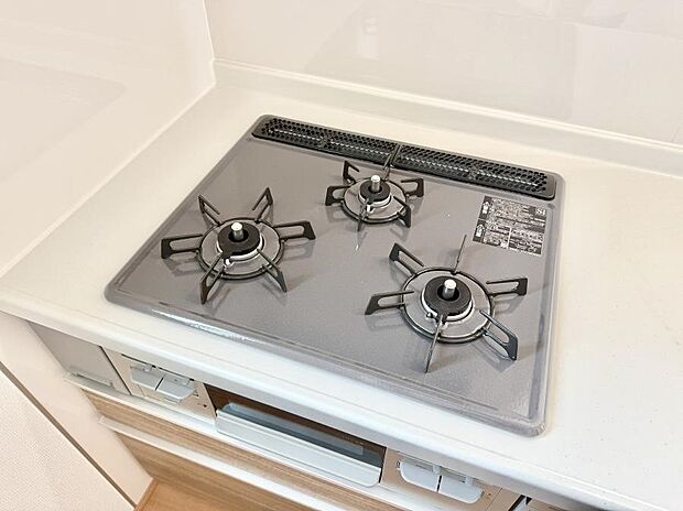 【バルコニー】■ 心地よい風と光を感じる、くつろぎのバルコニー