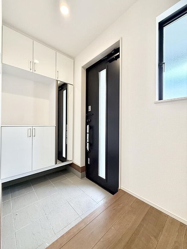 【玄関】■ シンプルで美しく、快適な暮らしの入り口