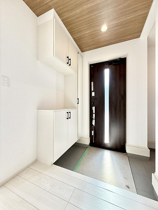 【玄関】■ シンプルで美しく、快適な暮らしの入り口