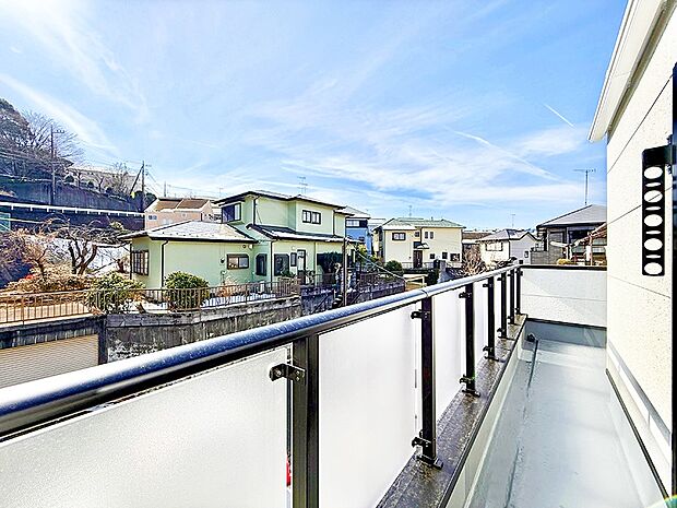 【バルコニー】■ 朝のコーヒーや夜の星空を楽しむ、癒しの場所