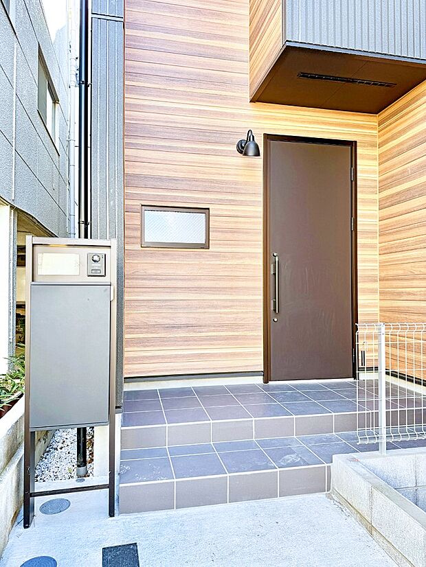 【玄関】■ 心地よい暮らしへとつながる、温かい玄関