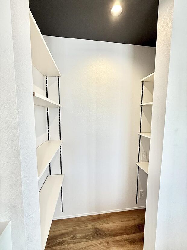 【収納】■まとめ買いも安心、頼れるパントリー