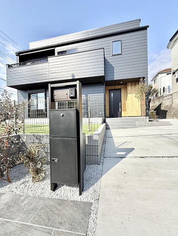 【玄関】■ シンプルで美しく、住まいの第一印象を彩る玄関です