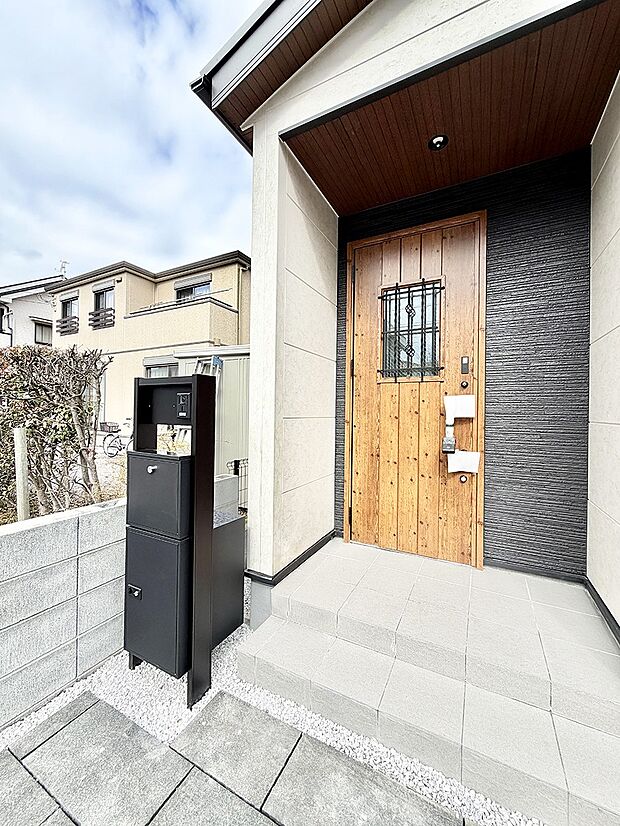 【玄関】■ 家族とゲストをやさしく迎える、心温まる玄関