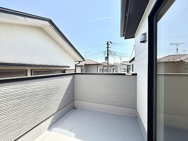 【バルコニー】■ 朝のコーヒーや夜の星空を楽しむ、癒しの場所