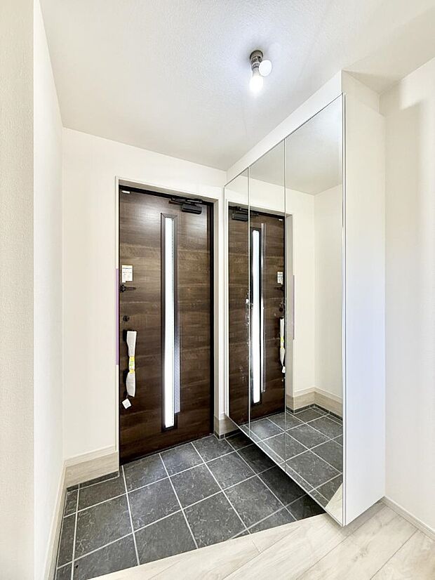 【玄関】■ シンプルで美しく、快適な暮らしの入り口