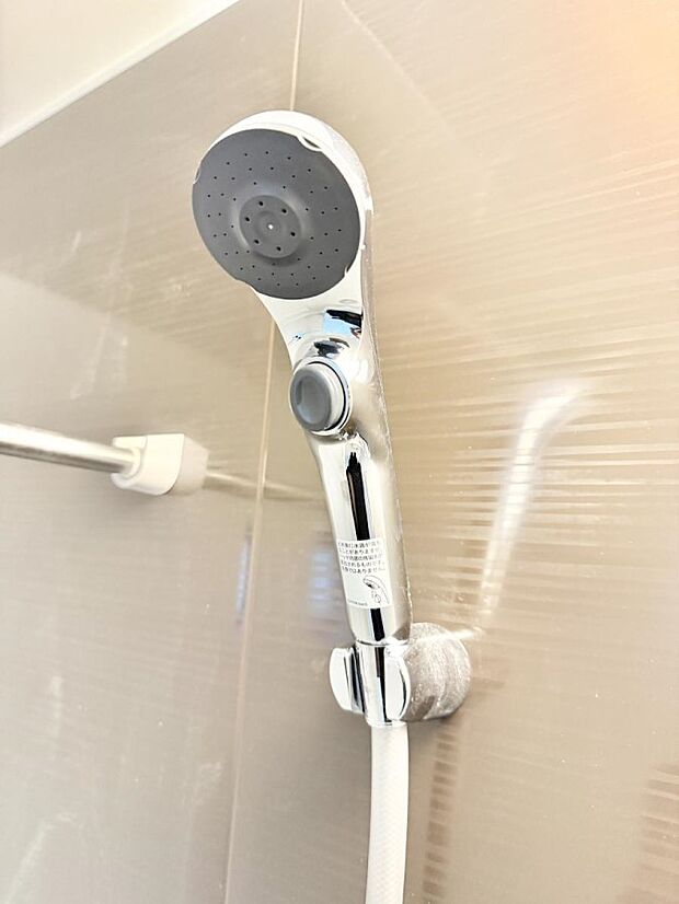 【止水シャワーヘッド】■手元で簡単に止水できるため、水の無駄遣いを減らすことができます。