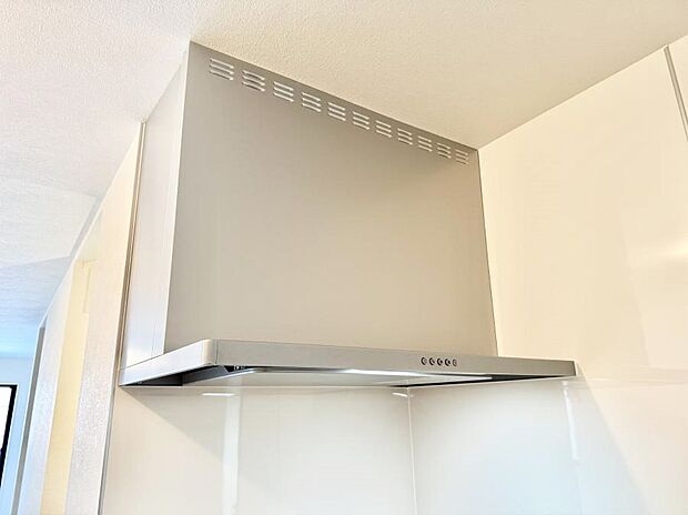 【レンジフード】■調理時の蒸気や匂いが換気扇に誘導され、効率的に排煙ができます。