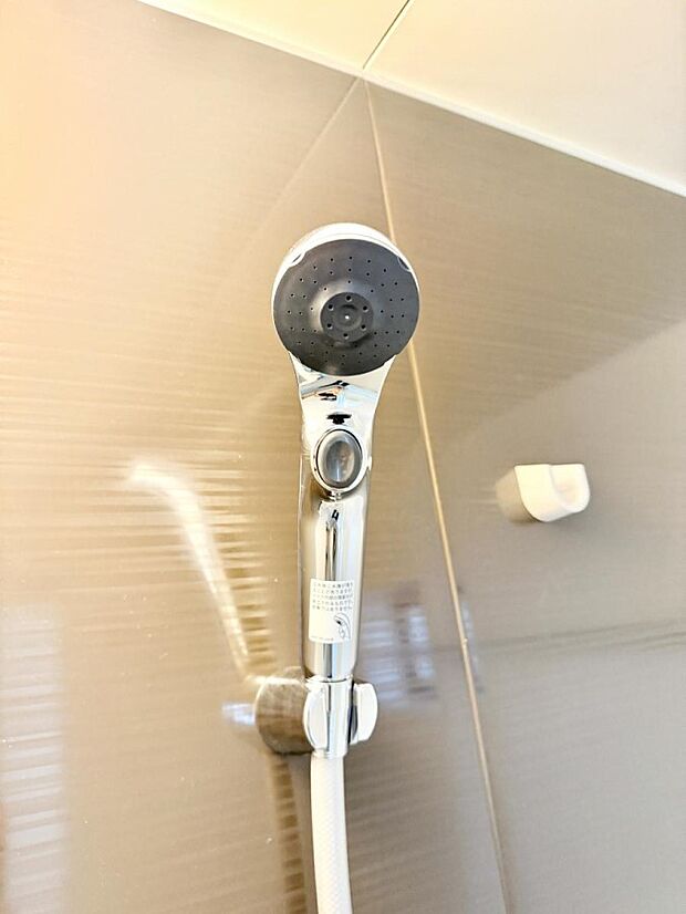 【止水シャワーヘッド】■手元で簡単に止水できるため、水の無駄遣いを減らすことができます。