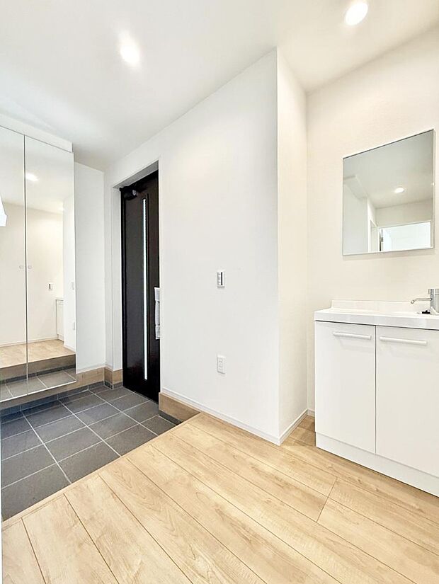 【玄関】■ シンプルで美しく、快適な暮らしの入り口