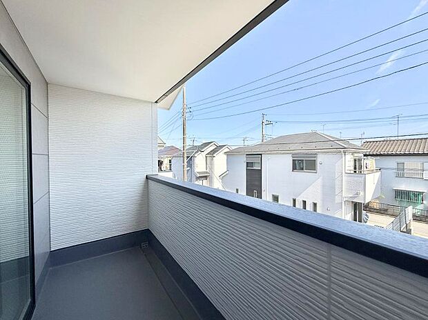 【バルコニー】■ 季節の移ろいを感じられる開放的な空間です