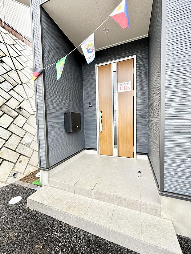 【玄関】■ シンプルで美しく、住まいの第一印象を彩る玄関です