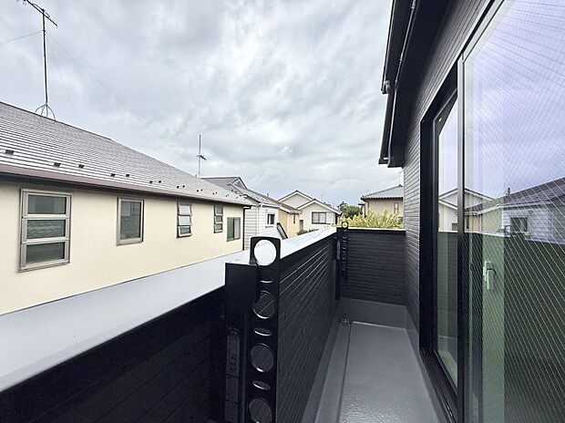 【バルコニー】■ 季節の移ろいを感じられる開放的な空間です