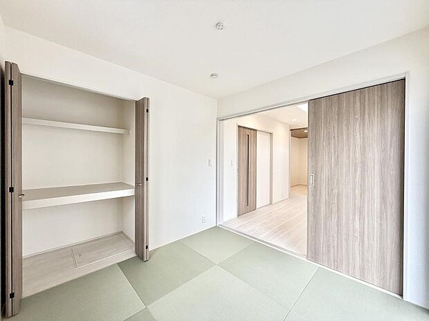 【リビング以外の居室】■落ち着いた色合いのお部屋で穏やかな時間を楽しめます