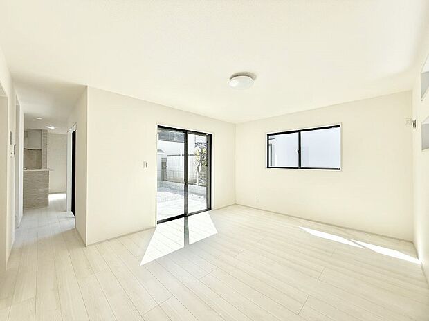 【リビング】■光と風を感じる、リラックスできる空間