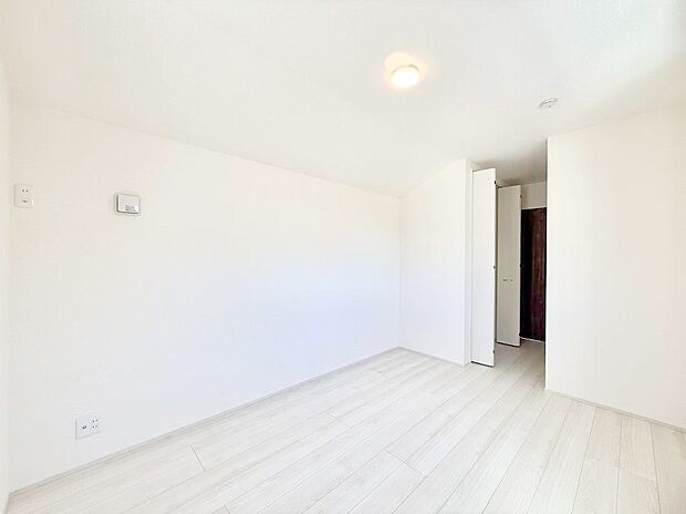 【リビング以外の居室】■落ち着いた色合いのお部屋で穏やかな時間を楽しめます