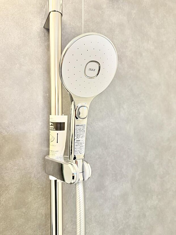 【止水シャワーヘッド】■手元で簡単に止水できるため、水の無駄遣いを減らすことができます。