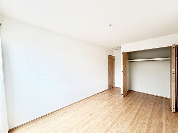 【リビング以外の居室】■落ち着いた色合いのお部屋で穏やかな時間を楽しめます