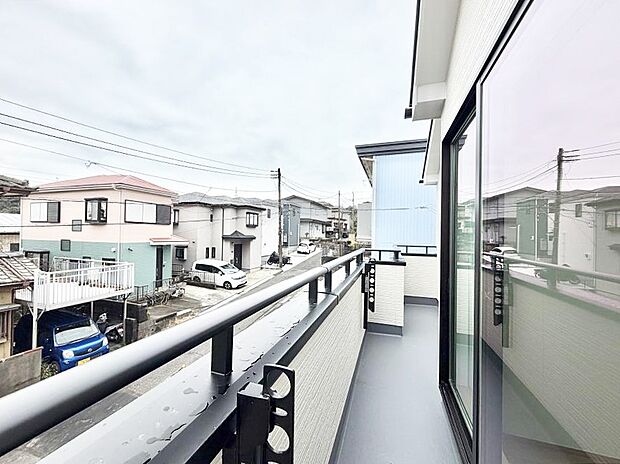 【バルコニー】■ 季節の移ろいを感じられる開放的な空間です