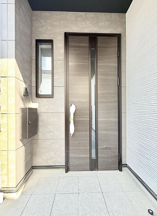 【玄関】■ 家族とゲストをやさしく迎える、心温まる玄関