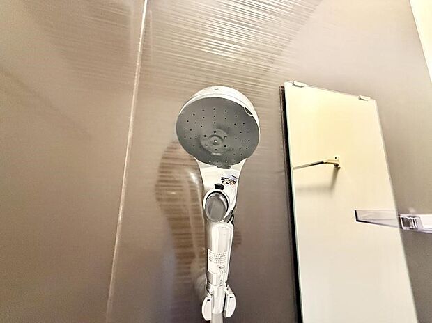 【止水シャワーヘッド】■手元で簡単に止水できるため、水の無駄遣いを減らすことができます。