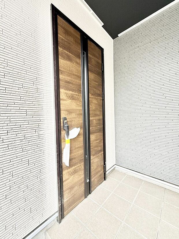 【玄関】■ 心地よい暮らしへとつながる、温かい玄関