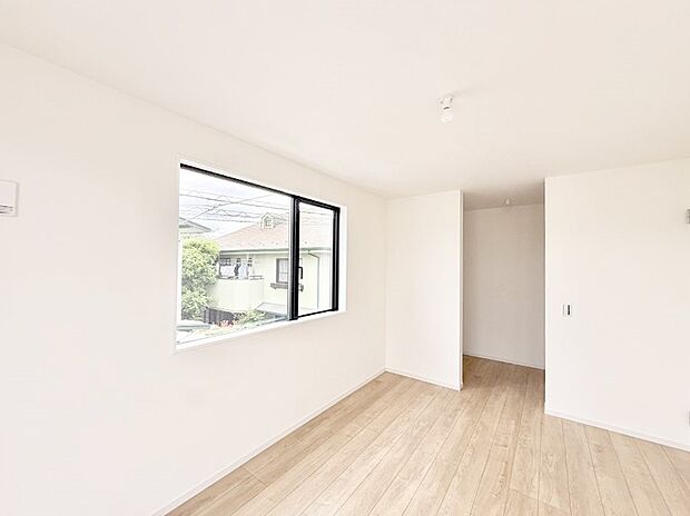 【寝室】1号棟  ■窓の配置や通気性の良い設計で部屋の空気がこもらず、常に新鮮な空気が流れます