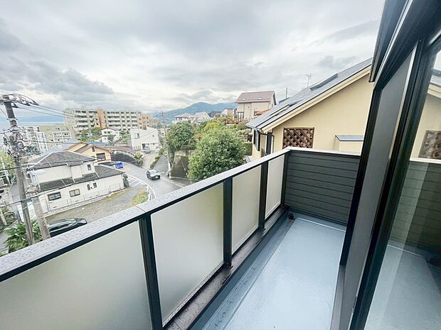 【バルコニー】■ 朝のコーヒーや夜の星空を楽しむ、癒しの場所