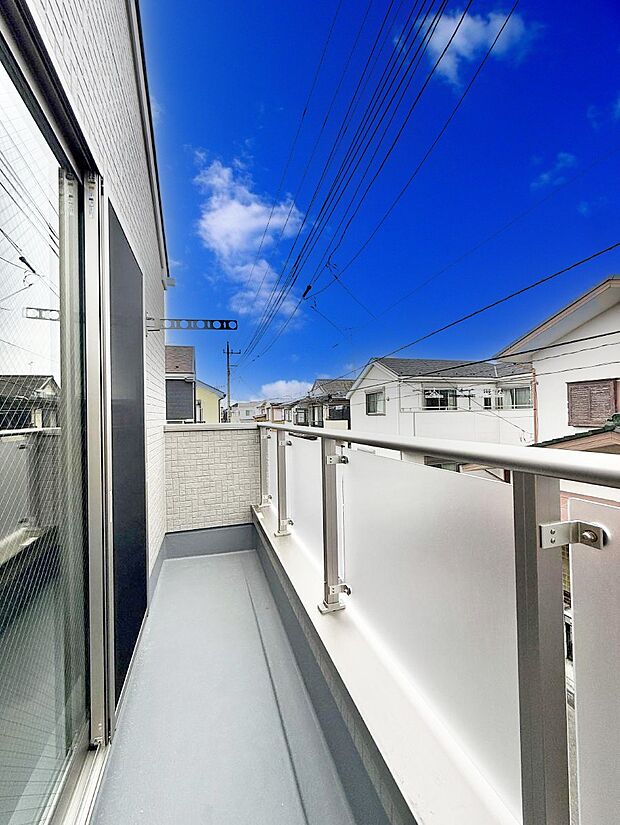 【バルコニー】■ 季節の移ろいを感じられる開放的な空間です