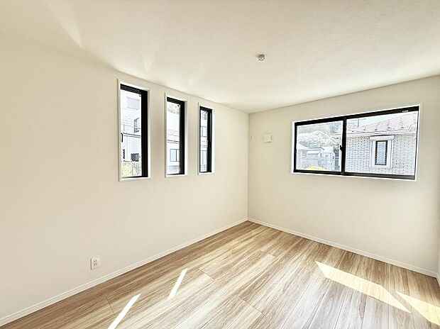 【リビング以外の居室】■清潔感あふれるお部屋で毎日を快適に過ごせます