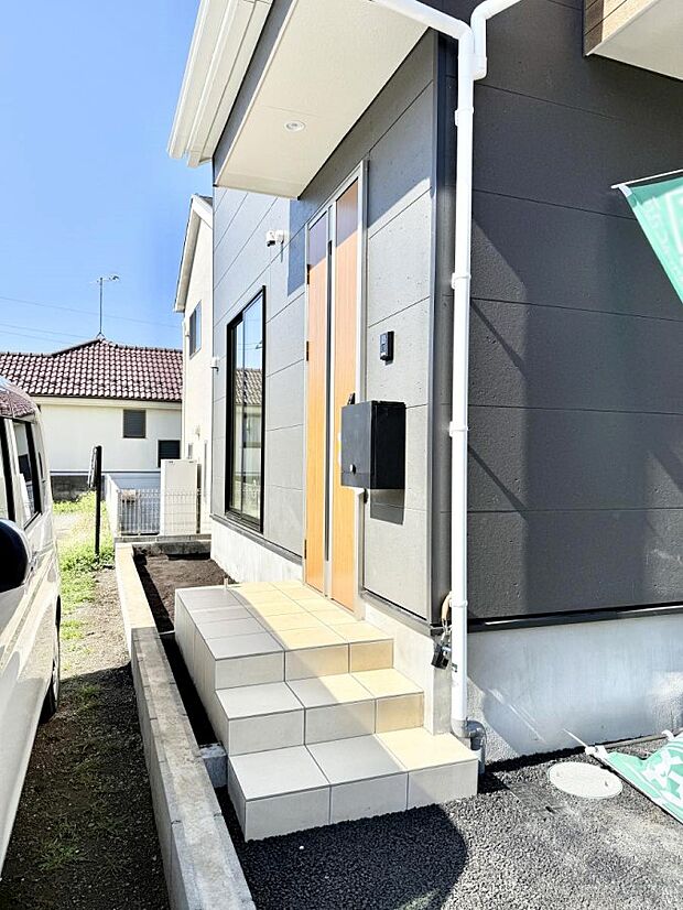 【玄関】■ シンプルで美しく、住まいの第一印象を彩る玄関です