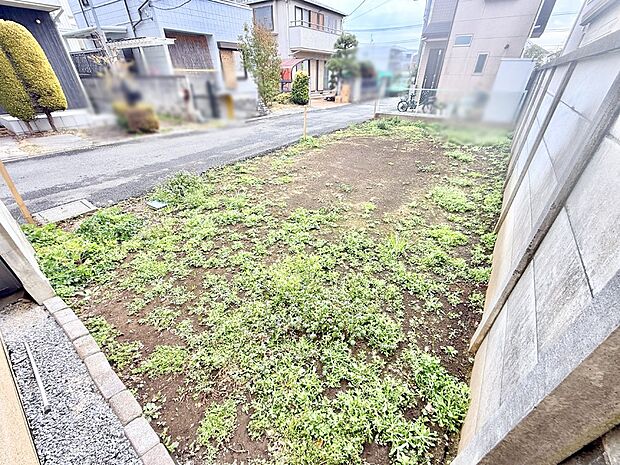 【現地外観写真】■暮らしを彩る充実した設備仕様が備わった住まい