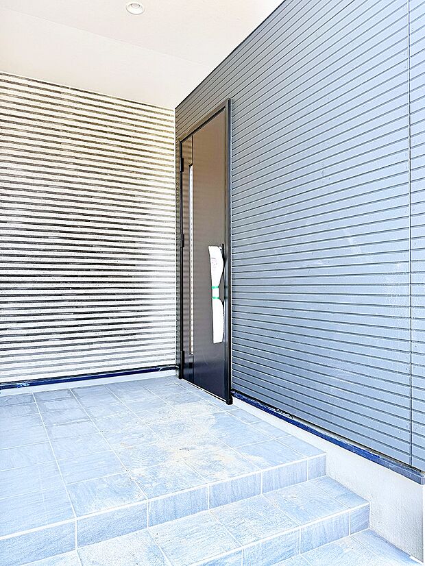 【玄関】■ 帰るたびにホッとする、安心感のある佇まい