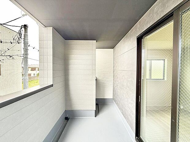 【バルコニー】■急な雨でも安心！雨天時もお洗濯物が干せる人気のインナーバルコニー！